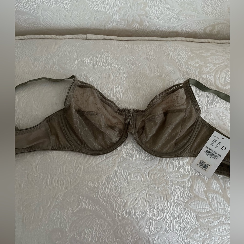 Chantelle beige lace unlined bra, sexy with  side and underwire support. NWT